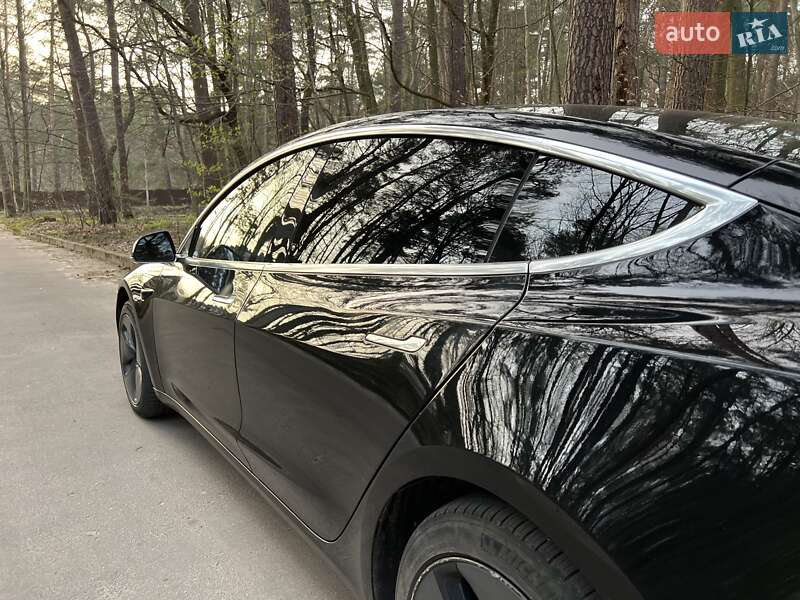 Седан Tesla Model 3 2019 в Львові