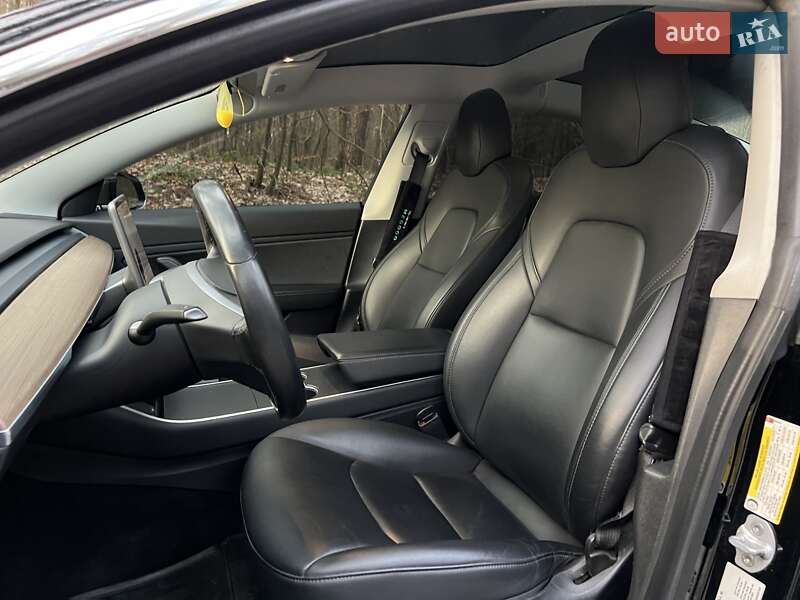 Седан Tesla Model 3 2019 в Львові