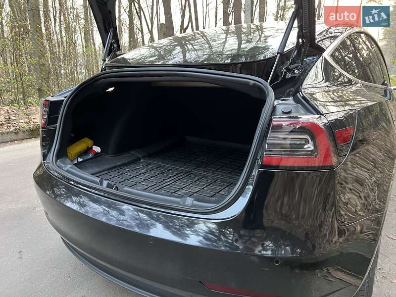 Седан Tesla Model 3 2019 в Львові