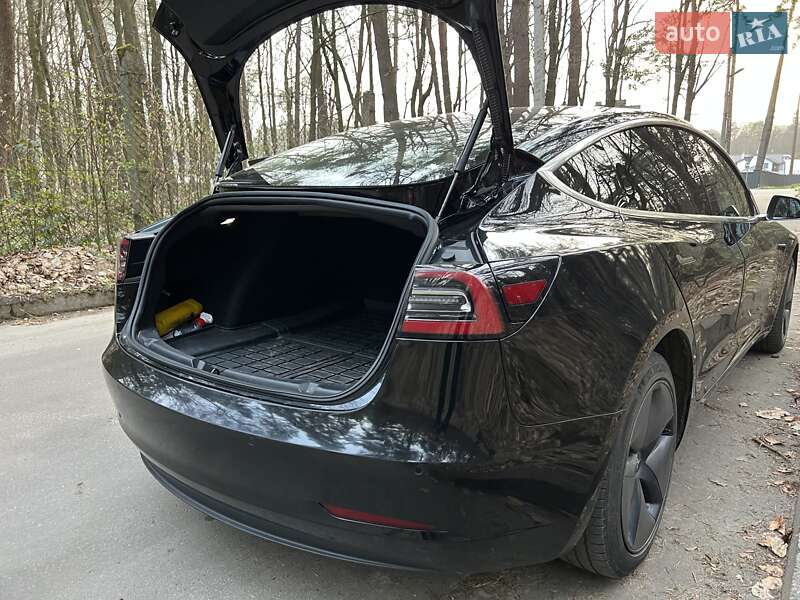 Седан Tesla Model 3 2019 в Львові