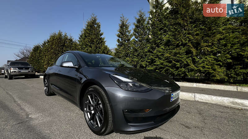 Седан Tesla Model 3 2022 в Киеве