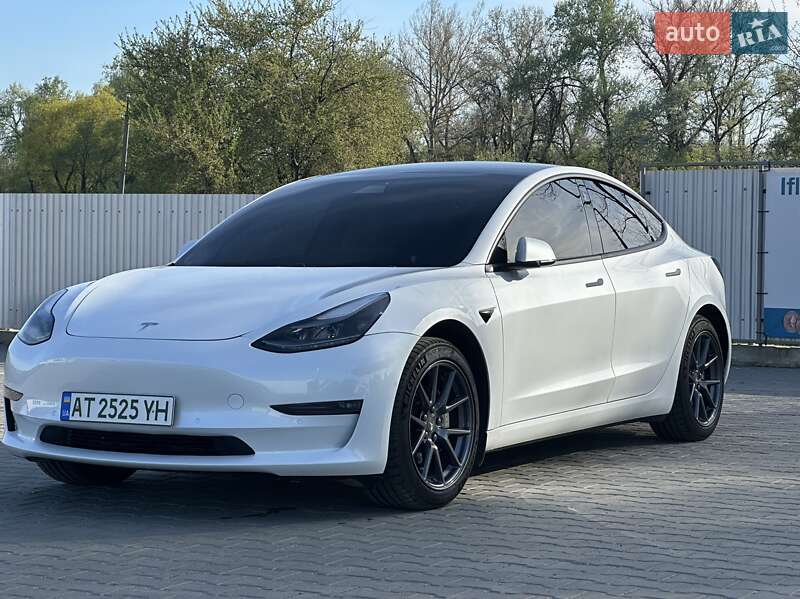 Седан Tesla Model 3 2021 в 