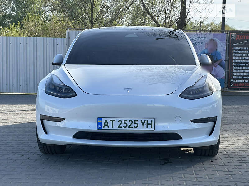 Седан Tesla Model 3 2021 в Снятине