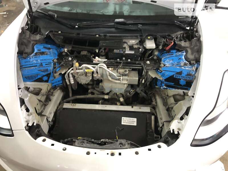 Седан Tesla Model 3 2019 в Черновцах