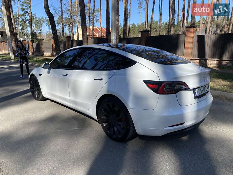 Седан Tesla Model 3 2022 в Киеве