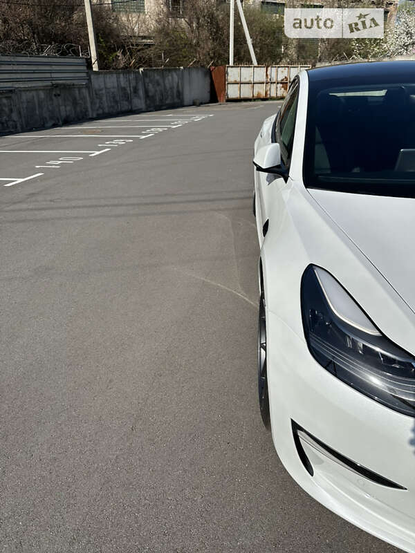 Седан Tesla Model 3 2021 в Вишневом