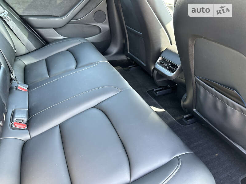 Седан Tesla Model 3 2021 в Вишневом
