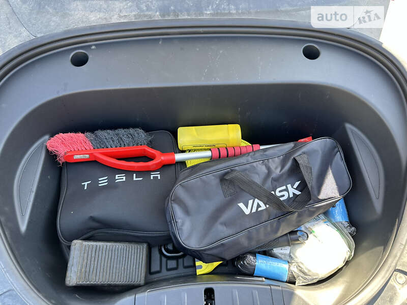 Седан Tesla Model 3 2021 в Вишневом