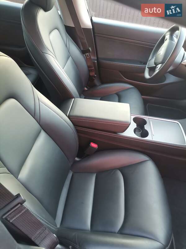 Седан Tesla Model 3 2021 в Виннице