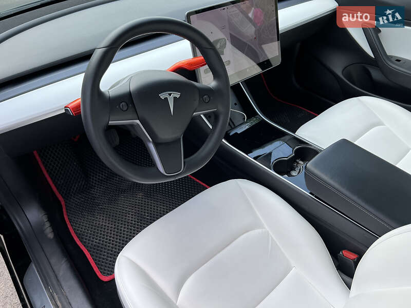 Седан Tesla Model 3 2019 в Киеве