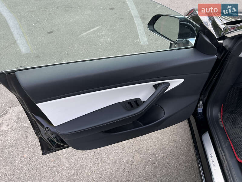 Седан Tesla Model 3 2019 в Киеве