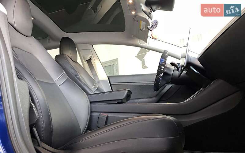 Седан Tesla Model 3 2018 в Шептицькому