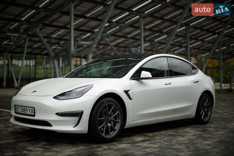 Седан Tesla Model 3 2021 в Львове