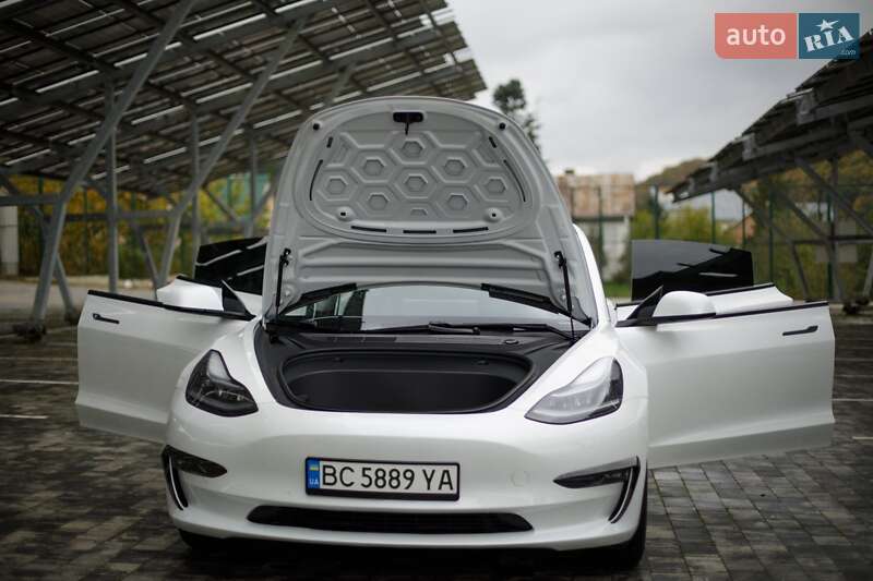 Седан Tesla Model 3 2021 в Львове
