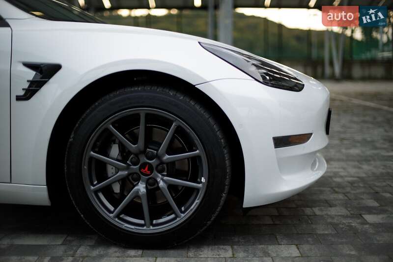 Седан Tesla Model 3 2021 в Львове