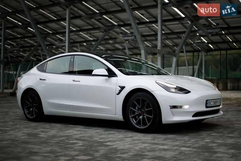 Седан Tesla Model 3 2021 в Львове