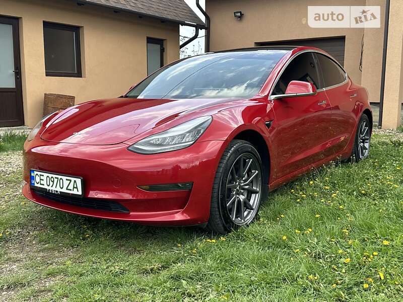 Седан Tesla Model 3 2019 в Чернівцях