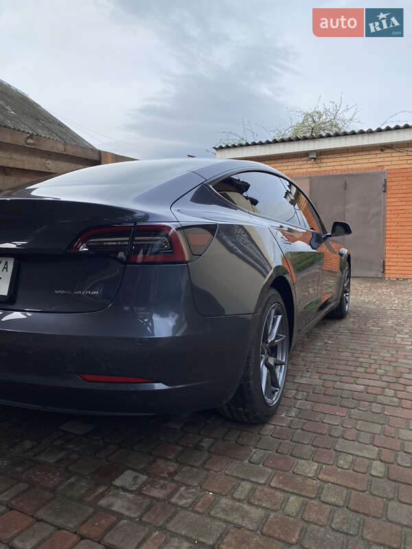 Седан Tesla Model 3 2022 в Ромнах