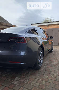 Седан Tesla Model 3 2022 в Ромнах