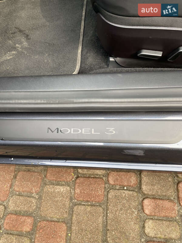 Седан Tesla Model 3 2022 в Ромнах