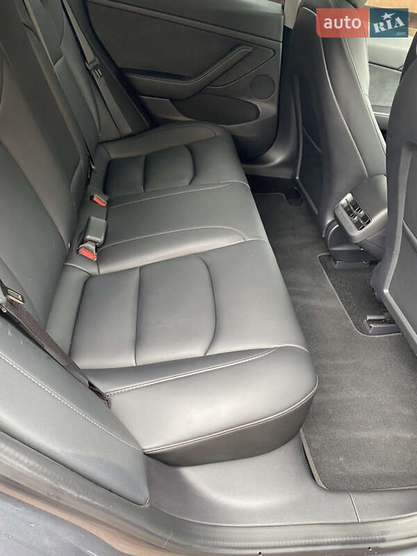 Седан Tesla Model 3 2022 в Ромнах