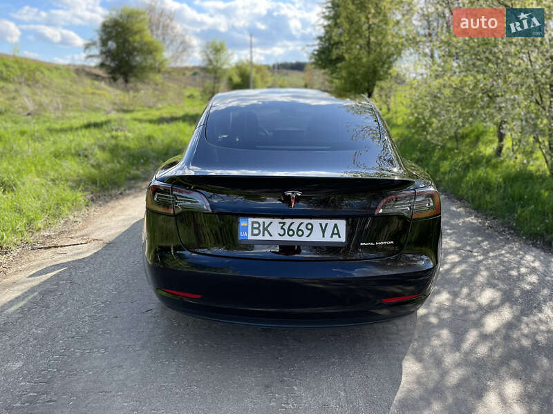 Седан Tesla Model 3 2021 в Ровно