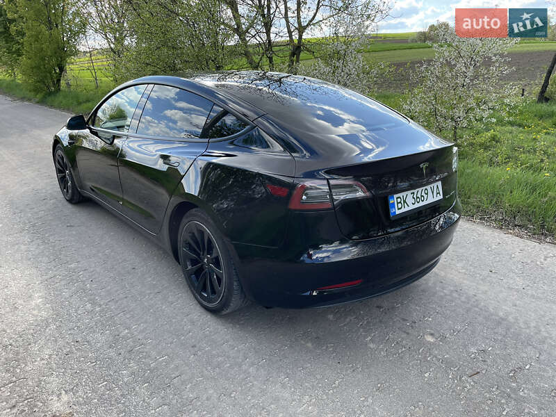 Седан Tesla Model 3 2021 в Ровно