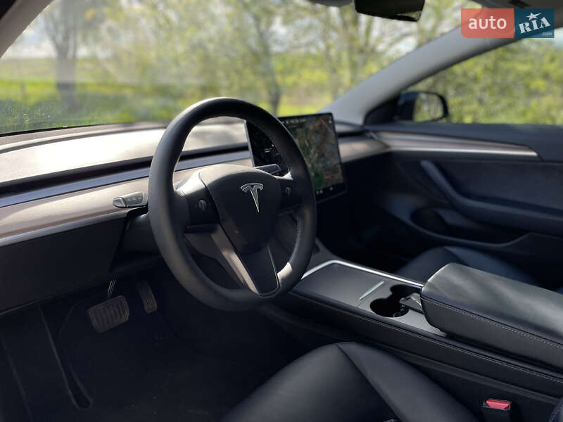 Седан Tesla Model 3 2021 в Ровно
