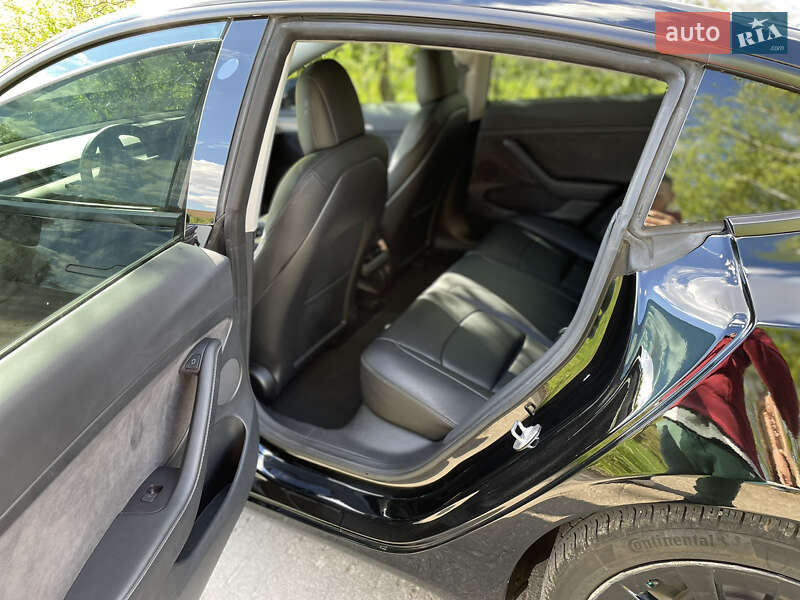 Седан Tesla Model 3 2021 в Ровно