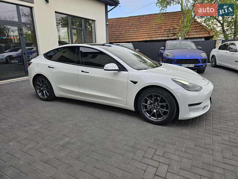 Седан Tesla Model 3 2021 в Коломиї