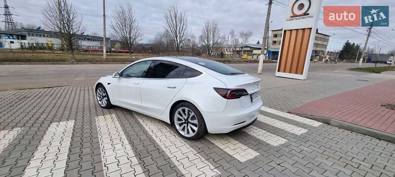Седан Tesla Model 3 2020 в Чернівцях