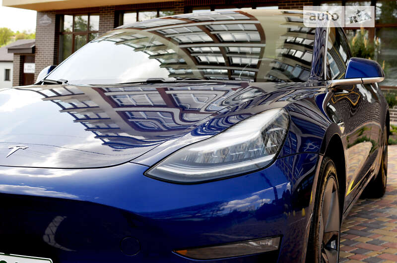 Седан Tesla Model 3 2019 в Умани