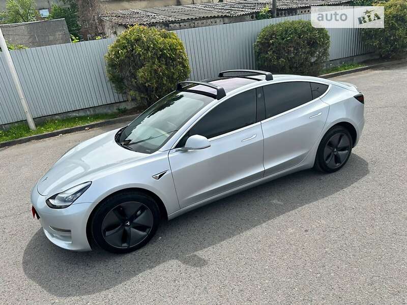 Седан Tesla Model 3 2018 в Ужгороді