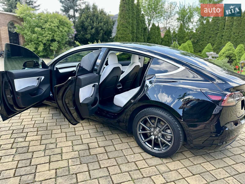 Седан Tesla Model 3 2019 в Рівному