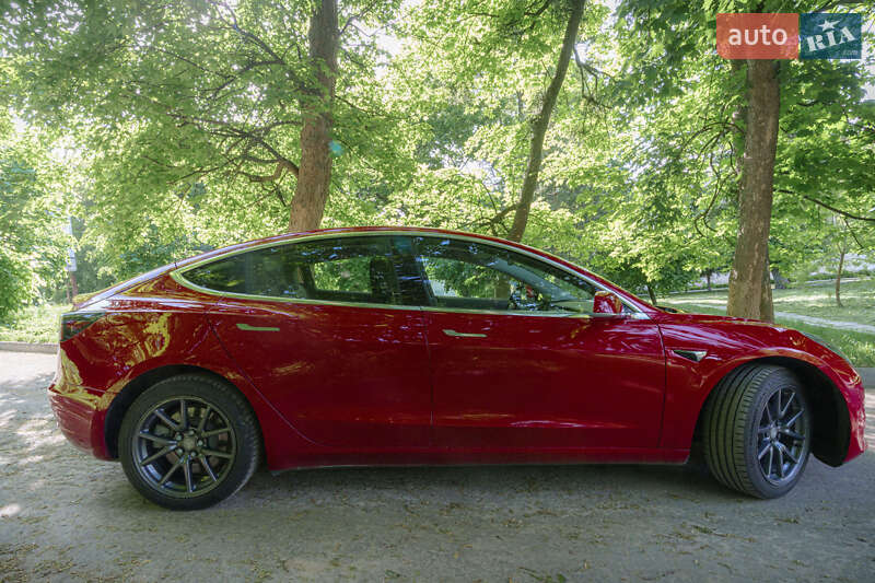 Седан Tesla Model 3 2018 в Львове