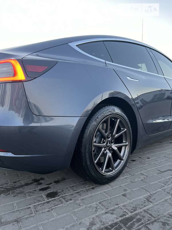 Седан Tesla Model 3 2020 в Львове