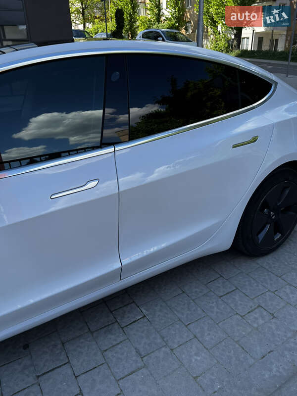 Седан Tesla Model 3 2019 в Львове