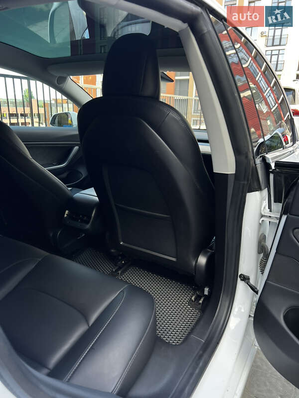 Седан Tesla Model 3 2019 в Львове