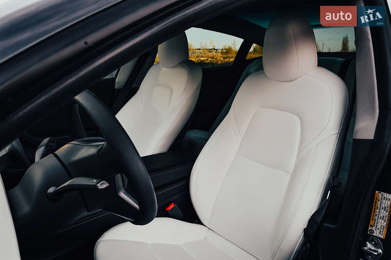 Седан Tesla Model 3 2022 в Николаеве