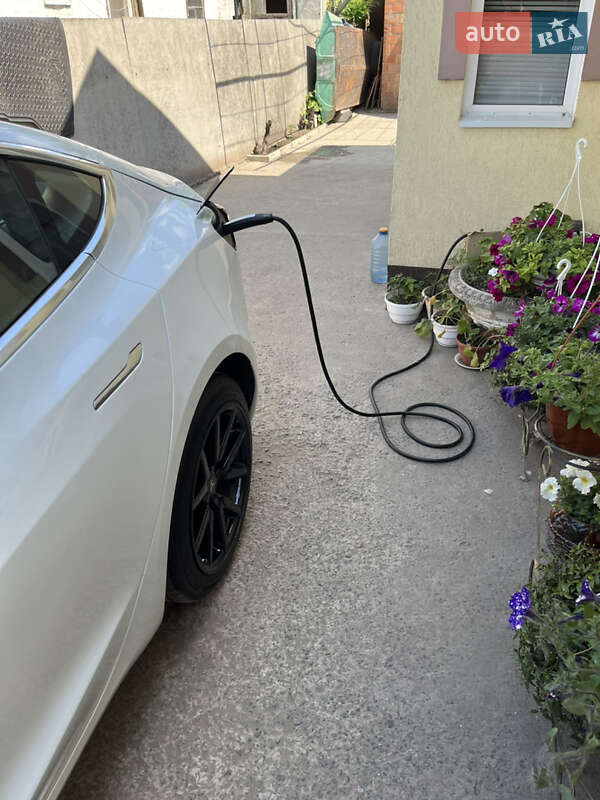 Седан Tesla Model 3 2020 в Новомосковську