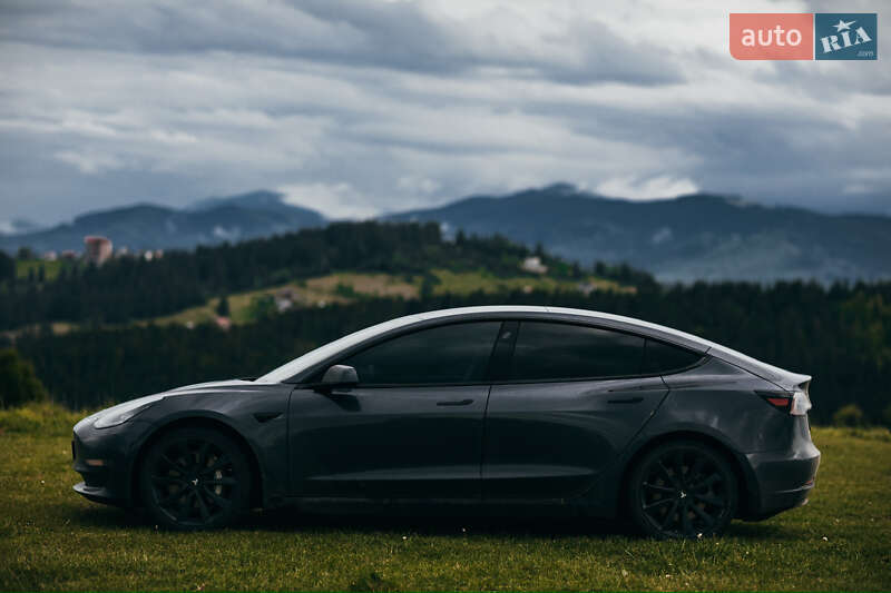 Седан Tesla Model 3 2020 в Яремче