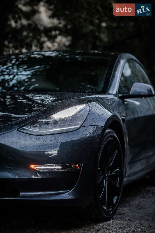 Седан Tesla Model 3 2020 в Яремче