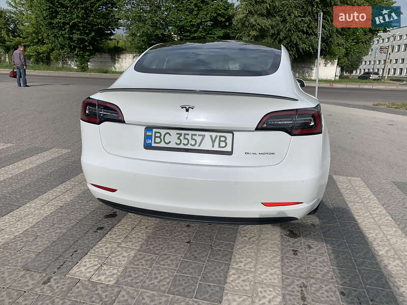 Седан Tesla Model 3 2019 в Львові