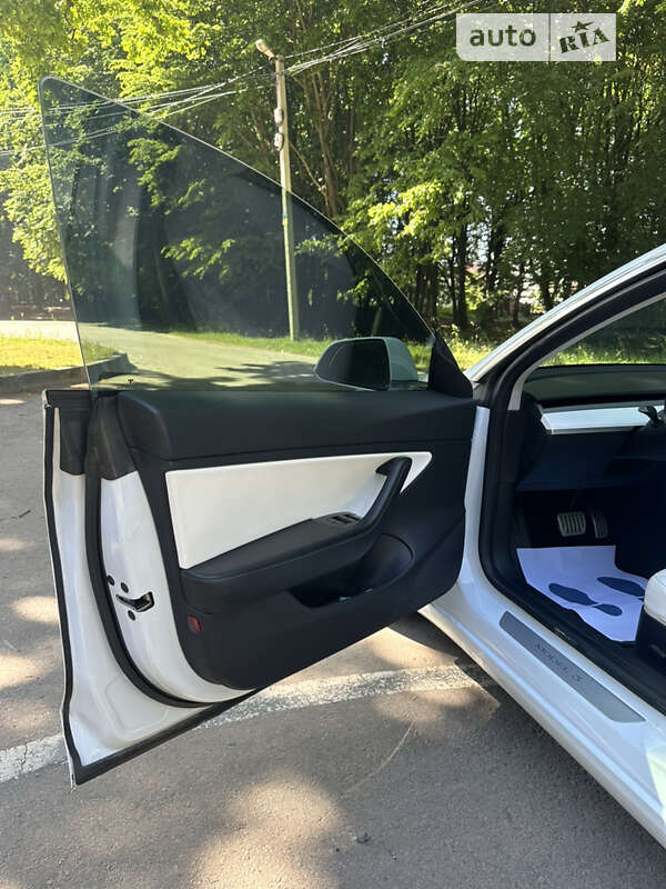 Седан Tesla Model 3 2018 в Львове