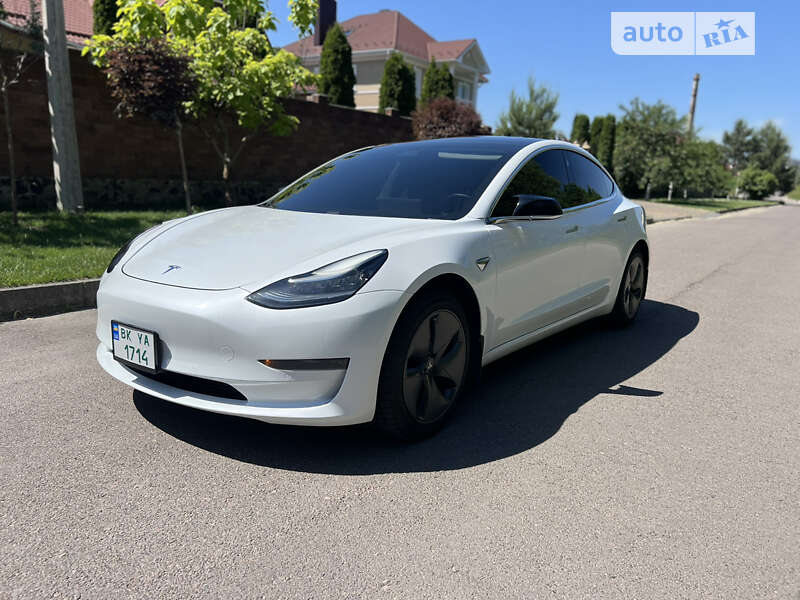 Седан Tesla Model 3 2019 в Ровно