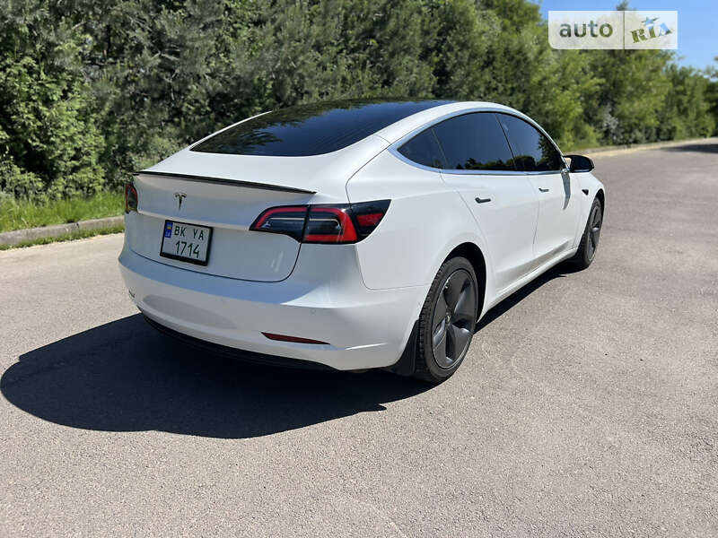 Седан Tesla Model 3 2019 в Ровно