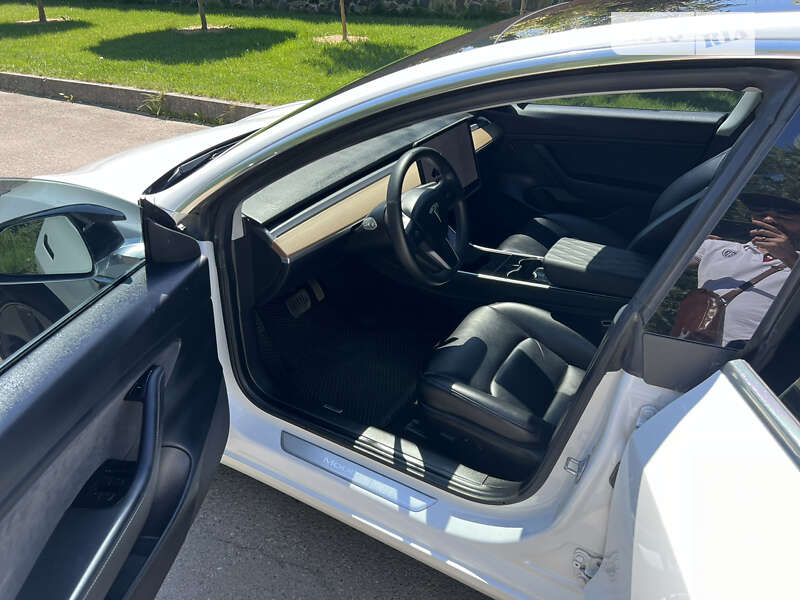 Седан Tesla Model 3 2019 в Ровно