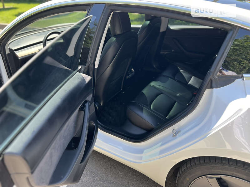 Седан Tesla Model 3 2019 в Ровно