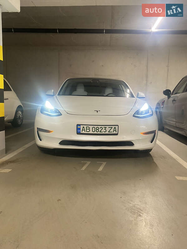 Седан Tesla Model 3 2021 в Виннице