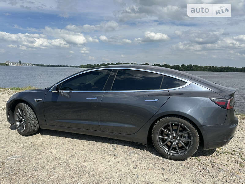 Седан Tesla Model 3 2018 в Кременчуці